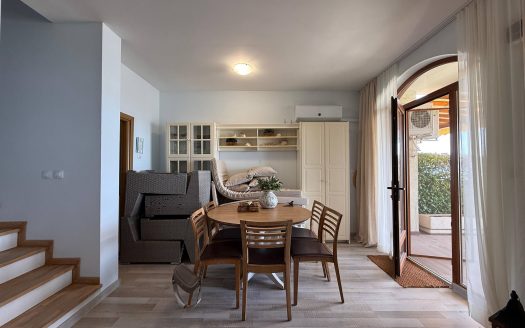 Drei-Zimmer-Wohnung mit grünem Garten und Meerblick im Komplex „Raißki Sad“, Sweti Wlas ID: 79162