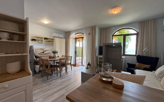 Drei-Zimmer-Wohnung mit grünem Garten und Meerblick im Komplex „Raißki Sad“, Sweti Wlas ID: 79162